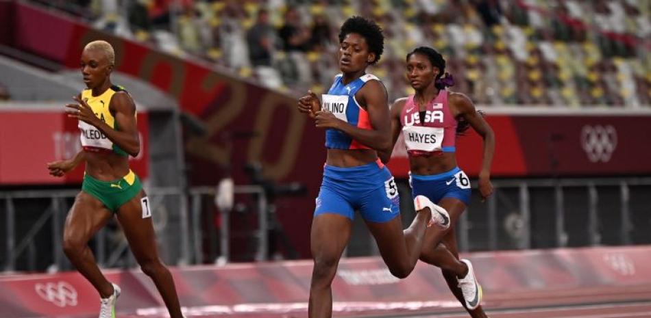 Marileidy Paulino, de República Dominicana, termina al frente de una de las semifinales de los 400 metros planos del torneo de atletismo de los Juegos Olímpicos Tokio 2020.