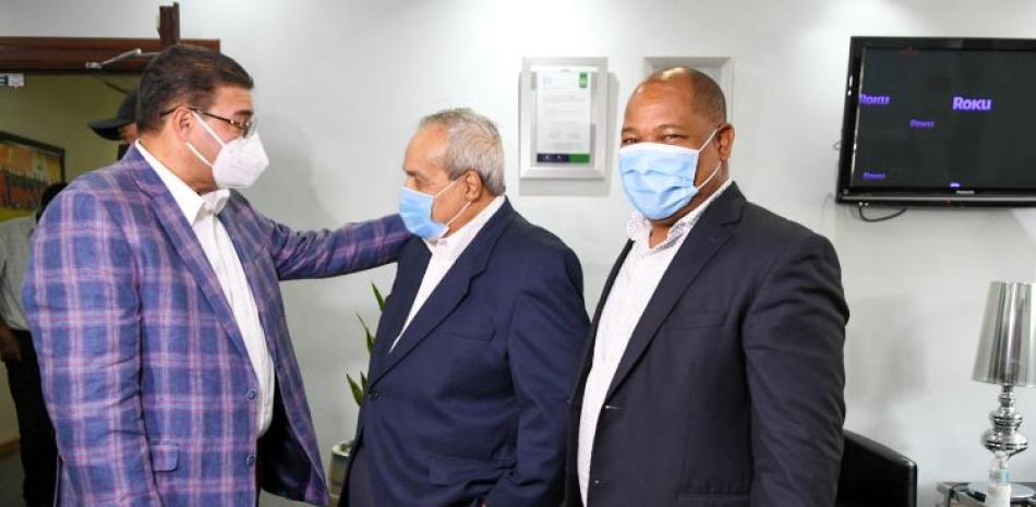 El ministro de Deportes Francisco Camacho, tras su regreso de Tokio, durante un encuentro en su despacho con William Ozuna y el doctor Bolívar Vargas.