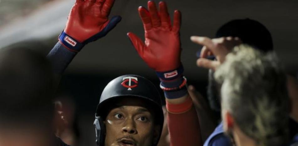 El dominicano Jorge Polanco festeja con sus compañeros en la cueva de los Mellizos de Minnesota, luego de conectar un jonrón de tres carreras ante los Rojos.