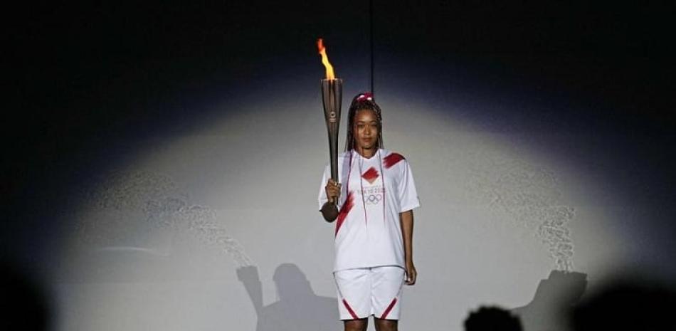 Naomi Osaka se prepara para encender el pebetero olímpico en Tokio el 23 de julio del 2021.