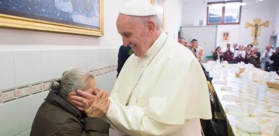 El Papa Francisco durante una comida con personas pobres de Roma. - VATICAN NEWS