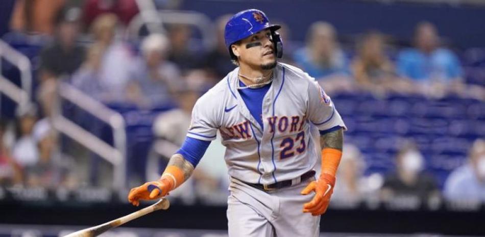 Javier Báez, de los Mets de Nueva York, suelta el bate tras conectar un cuadrangular en el duelo ante los Marlins de Miami, el miércoles 4 de agosto de 2021.