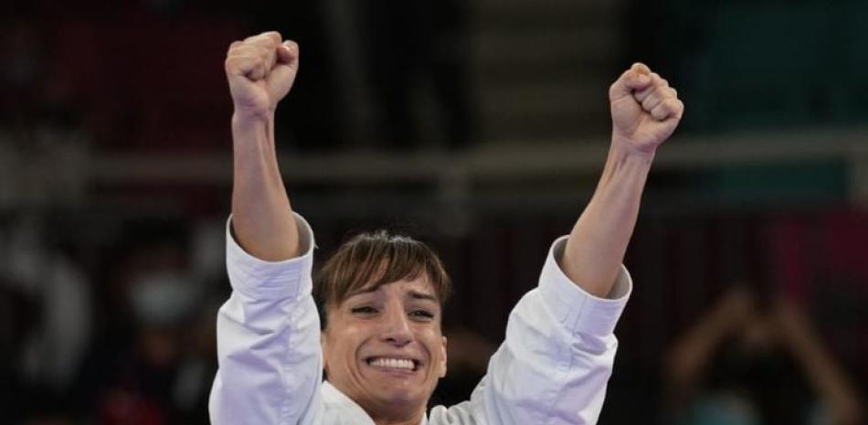 La karateka española Sandra Sánchez celebra su victoria en la final femenina de kata en los Juegos de Tokio, el 5 de agosto de 2021, en Tokio, Japón.
