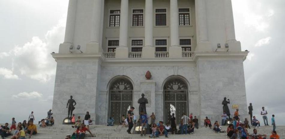 Santiagueros buscan mitigar sus efectos del calor en el Monumento.