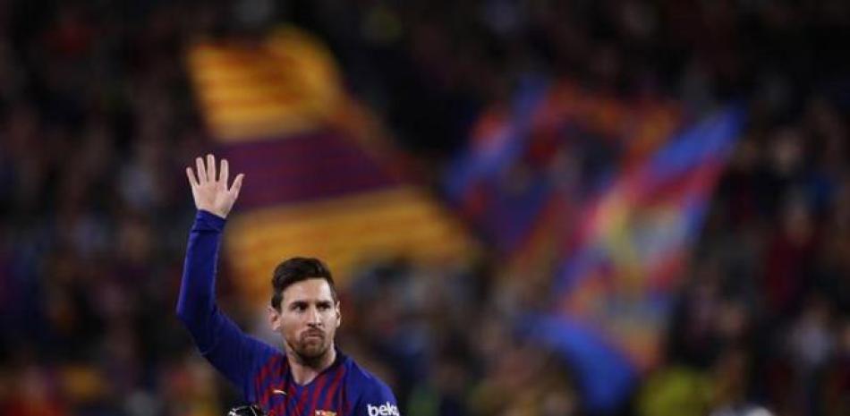 En esta foto de archivo del sábado 6 de abril de 2019, Lionel Messi, delantero del Barcelona, agradece al público antes de un partido en el Camp Nou.