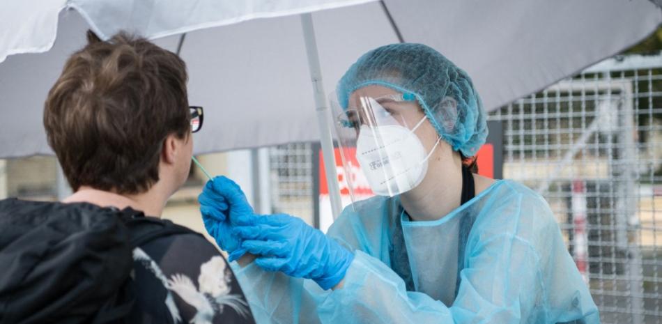 Una mujer está siendo examinada para el coronavirus / COVID-19 en una estación de prueba móvil en el distrito de Kreuzberg de Berlín el 30 de julio de 2021, en medio de la pandemia de coronavirus / COVID-19 en curso.

Foto: STEFANIE LOOS / AFP