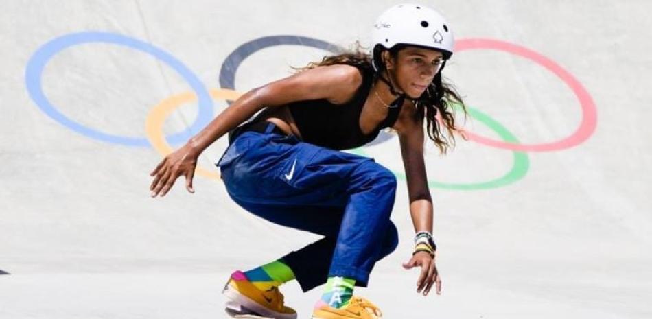 La skater brasileña Rayssa Leal entrena para la prueba de skateboarding en los Juegos Olímpicos de Tokio, el 23 de julio de 2021, en Tokio, Japón.