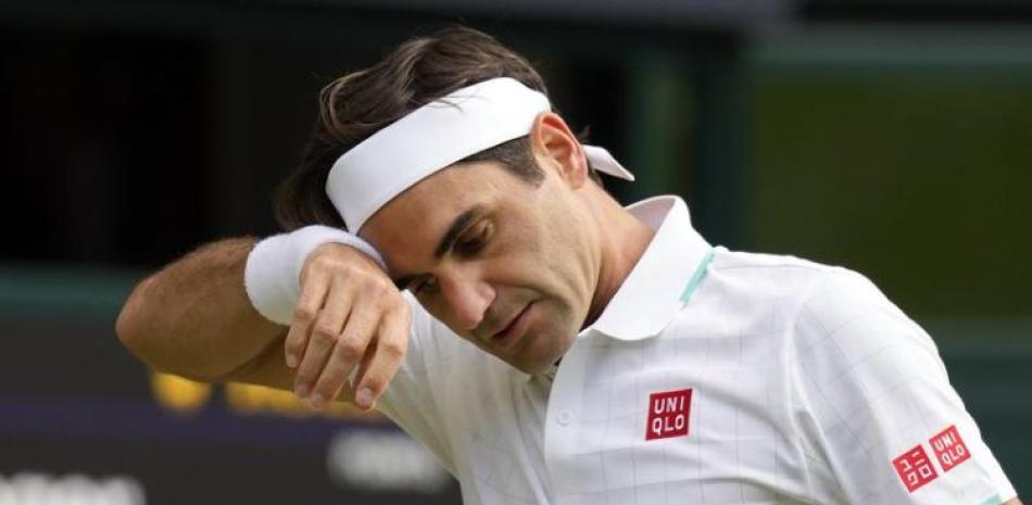 El suizo Roger Federer se limpia el sudor durante un partido en los cuartos de final de hombres ante el polaco Hubert Hurkacz, en Wimbledon, Londres.