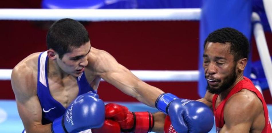 El ruso Albert Batyrgaziev conecta un golpe al estadounidense Duke Ragan en la final del peso pluma del boxeo de los Juegos Olímpicos de Tokio.
