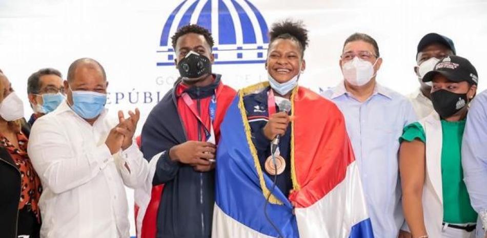Crismery Santana y Zacarías Bonnat fueron recibidos por el ministro de Deportes, Francisco Camacho y el presidente de la Federación Dominicana de Pesas, William Ozuna.
