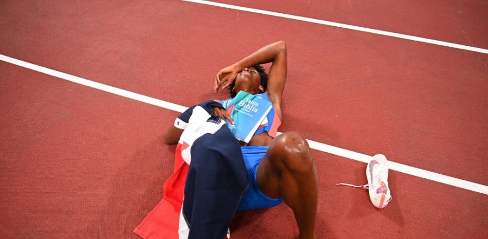Marileydi recostada sobre la pista luego de ganar la medalla de plata. AFP