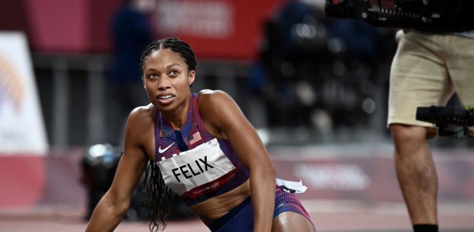 Allison Felix, de Estados Unidos, descansa luego de terminar con la medalla de bronce en los 400 metros del torneo de atletismo de los Juegos Olímpicos Tokio 2020.