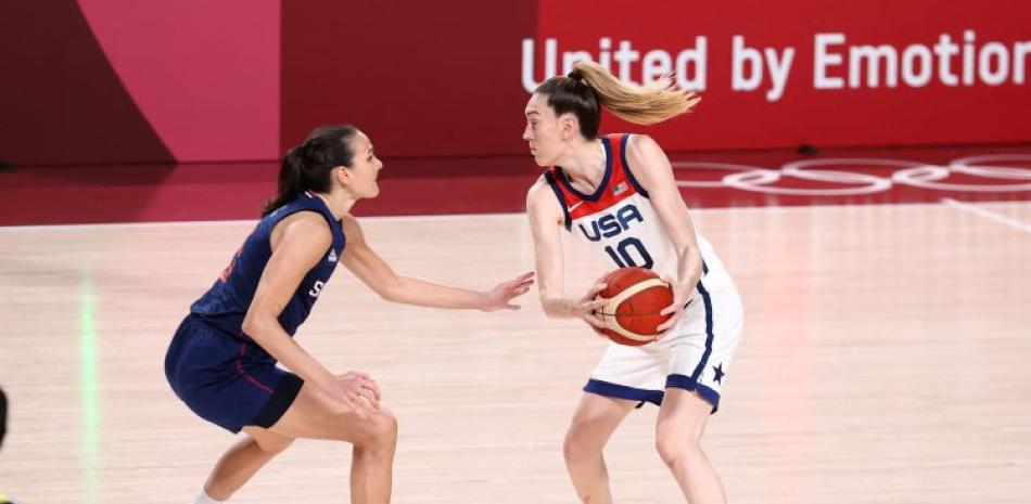Breanna Stewart, de Estados Unidos, maneja el balón en el partido de la semifinal ante Serbia en el torneo de baloncesto de los Juegos Olímpicos Tokio 2020.