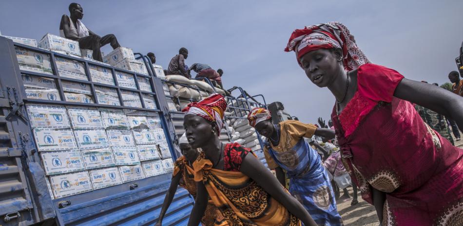 Mujeres reciben ayuda alimentaria en Sudán del Sur - WFP/GABRIELA VIVACQUA - Archivo