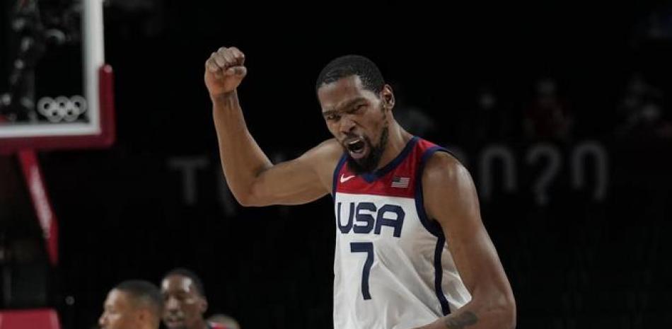 El estadounidense Kevin Durant celebra después de anotar en la final del torneo olímpico de baloncesto ante Francia, el sábado 7 de agosto de 2021, en Saitama, Japón.