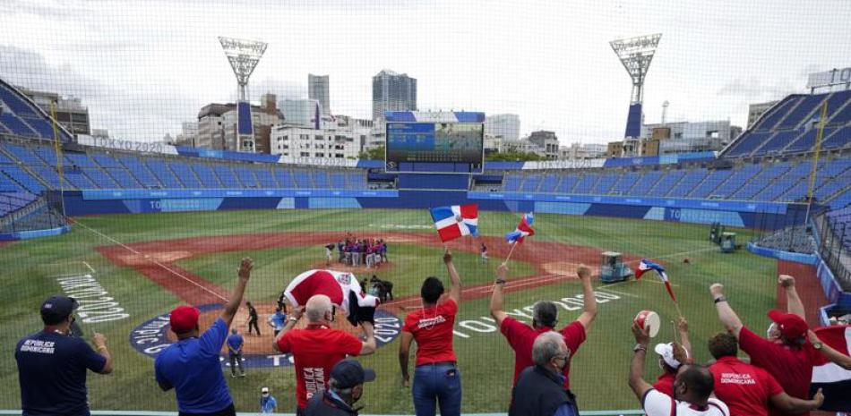 La delegación de la Reoública Dominicana celebra la victoria 10-6 ante Corea del Sur para llevarse la medalla de bronce de los Juegos Olímpicos de Tokio, el sábado 7 de agosto de 2021, en Yokohama. (AP Foto/Jae C. Hong)