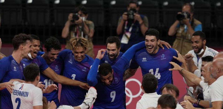 Los jugadores de Francia celebran tras conquistar la medalla de oro tras vencer a Rusia en el vóleibol de los Juegos Olímpicos de Tokio, el sábado 7 de agosto de 2021. (AP Foto/Frank Augstein)