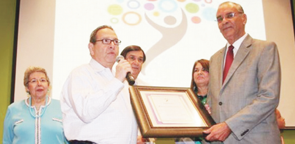 José Miguel Germán Medrano cuando recibía de Don Rafael Perelló un reconocimiento del Centro Cultural Perelló. ARCHIVO/LD