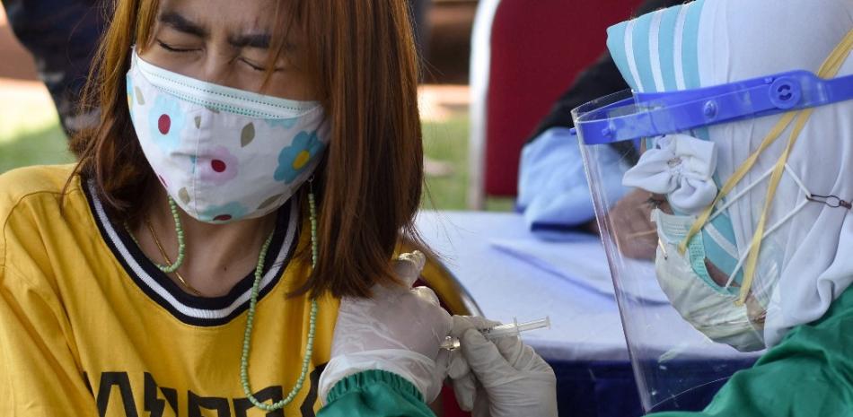 Una mujer recibe la vacuna contra el coronavirus Sinovac Covid-19 en Malang, Java Oriental, el 7 de agosto de 2021 durante los programas de vacunación masiva. OMAN ROCHMAN / AFP