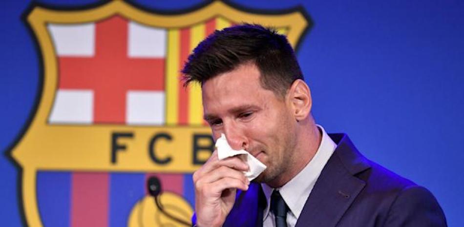 Lionel Messi al momento de despedirse entre lágrimas del Barcelona durante la conferencia de prensa efectuada este domingo