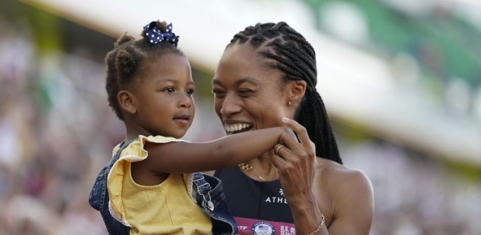 Allyson Félix conquistó su presea número 11 en su exitosa historia en los Juegos Olímpicos, aqui con su pequeña hija Cammy