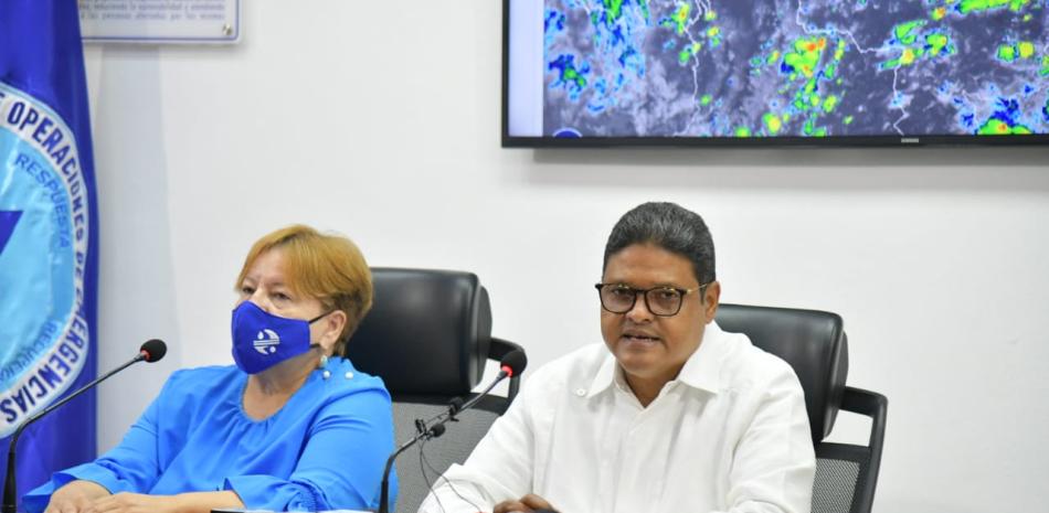 Gloria Ceballos, directora de la Ofinicina Nacional del Meteorología y Juan Mendez, Director General del  Centro de Operaciones de Emergencias.