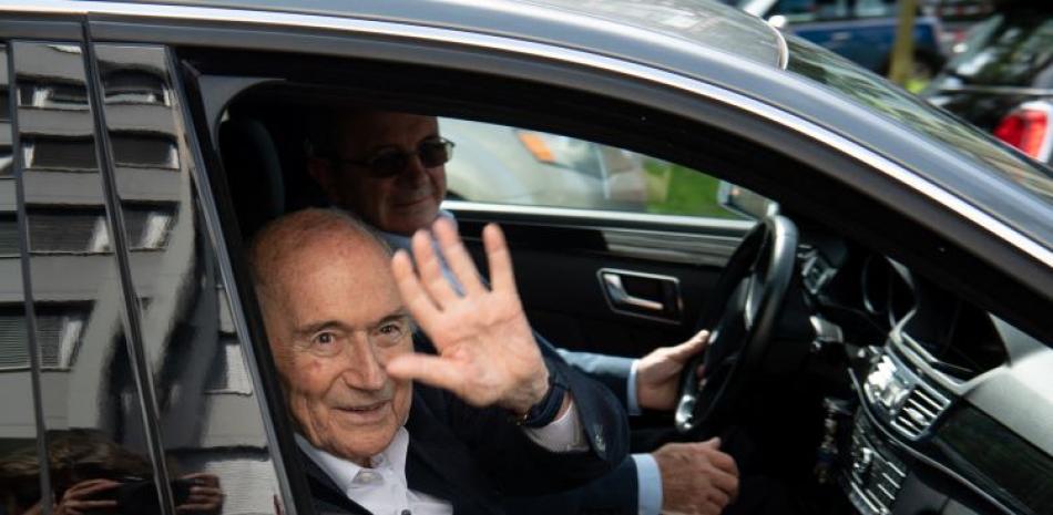 Joseph Blatter, expresidente de la FIFA, saluda luego de salir de una comparecencia ante un juez en Zúrich.