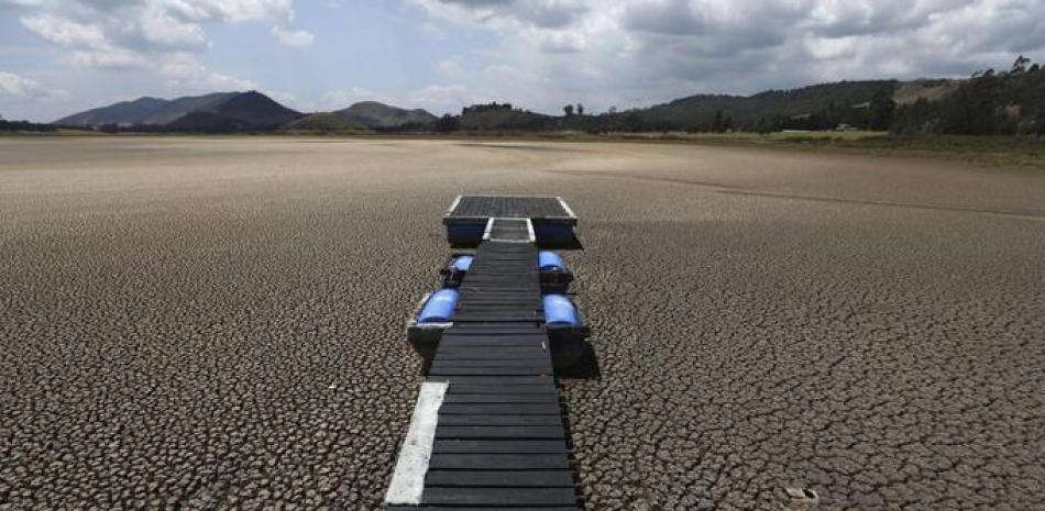 En esta imagen del miércoles 17 de febrero de 2021, un pantalán se ve apoyado sobre el lecho seco de la laguna Suesca, en Colombia.

Foto: AP/Fernando Vergara