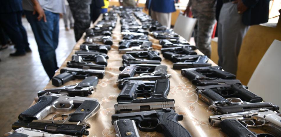Parte de las armas de fuego ilegales que han sido entregadas a las autoridades, como respuesta a los planes de desarme voluntario concebido en el plan piloto que impulsa el Gobierno del presidente Luis Abinader.