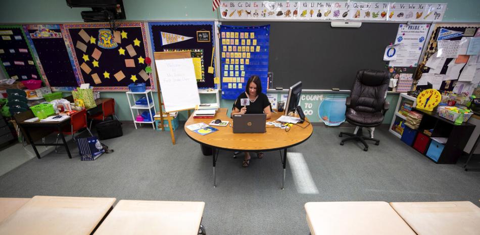 Fotografía de archivo del 27 de agosto de 2020 de la maestra de primero de primaria de la Escuela Primaria Valley View, Janelle Benke, dando una clase virtual en su salón vacío en el primer día de clases en Blakely, Pensilvania.

Foto: Christopher Dolan/The Times-Tribune vía AP