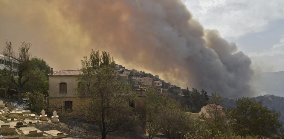 Las nubes de humo de un incendio forestal en las colinas boscosas de la región de Kabylie, al este de la capital, Argel, el 10 de agosto de 2021.

Foto :Ryad Kramdi/ AFP