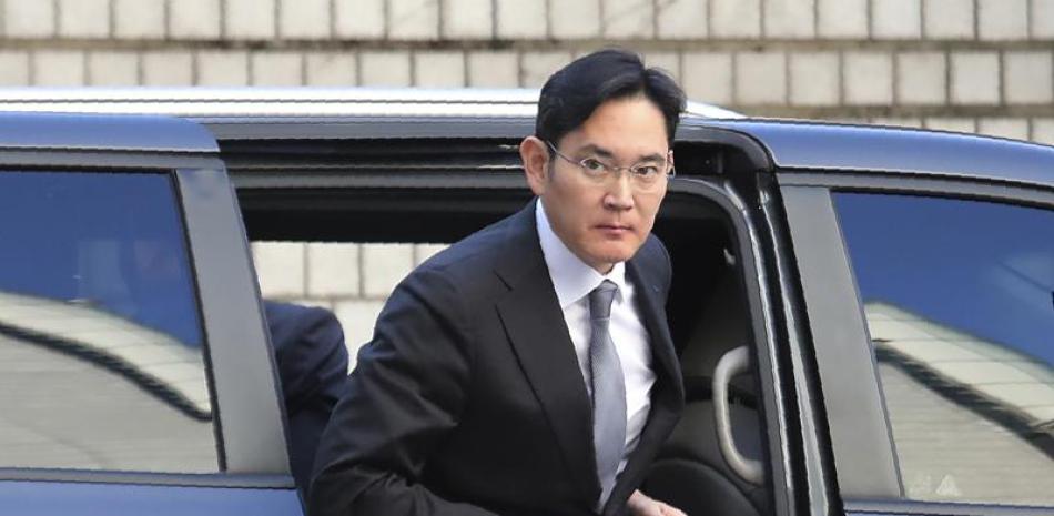 En esta imagen del 22 de noviembre de 2019, el vicepresidente de Samsung Electronics Lee Jae-yong sale de un auto ante el Alto Tribunal de Seúl en Seúl, Corea del Sur. (AP Foto/Ahn Young-joon, Archivo)