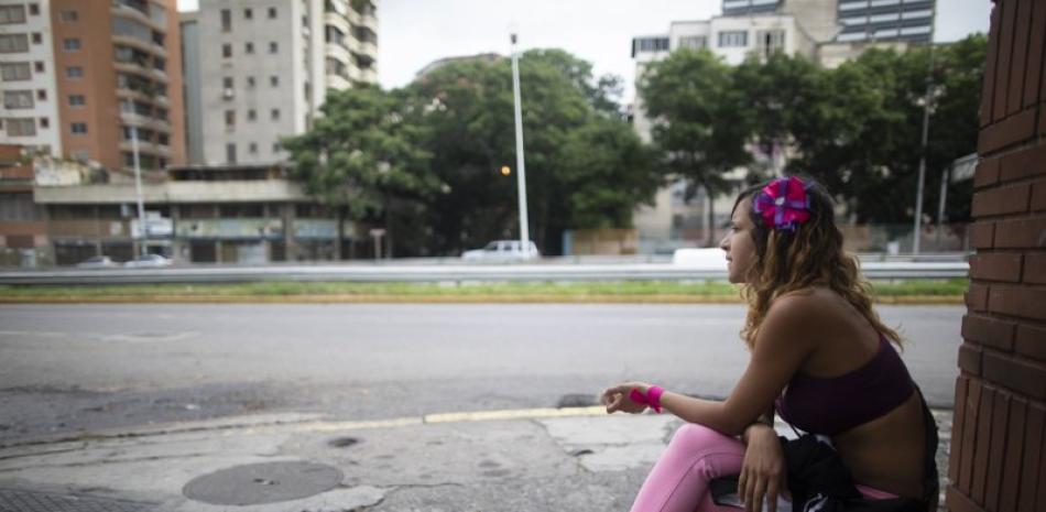 Una trabajadora sexual que no quiso dar su nombre espera clientes en Caracas, Venezuela, el jueves 11 de junio de 2020.

Foto: AP/Ariana Cubillos