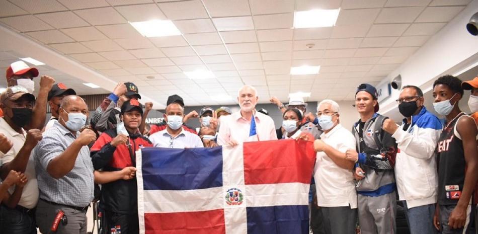 Antonio Acosta, presidente del Comité Olímpico Dominicano, junto a la selección dominicana de boxeo que participó en los Juegos Olímpicos Tokio 2020.