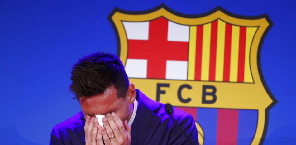 Lionel Messi llora al inicio de una conferencia de prensa en el estadio Camp Nou de Barcelona, España, el domingo 8 de agosto de 2021.

Foto: AP / Joan Monfort