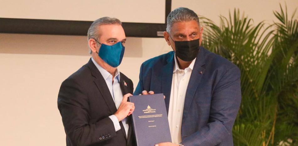 El presidente Luis Abinader y Jesús Vázquez muestran el resumen de logros del plan de seguridad ciudadana.