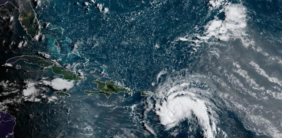 Esta imagen satelital proporcionada por la Administración Nacional Oceánica y Atmosférica de Estados Unidos (NOAA) muestra una tormenta tropical al este de Puerto Rico en el Caribe, a las 7:50 am EST, el martes 10 de agosto de 2021. (NOAA/NESDIS/STAR VA vía AP)