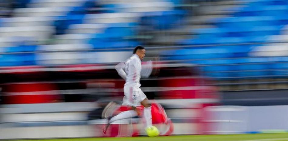 El brasileño Eder MIlitao, del Real Madrid, conduce el balón durante un partido ante el Sevilla, el domingo 9 de mayo de 2021.
