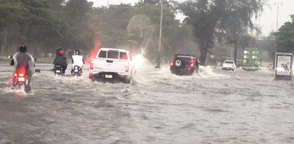 Las principales calles y avenidas de la capital quedaron inundadas por las intensas lluvias, provocando caos en el tránsito. JORGE CRUZ/LISTÍN DIARIO