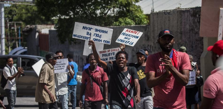 Personas durante una protesta en Puerto Príncipe.