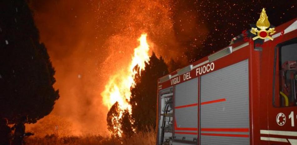 Camión de bomberos sofoca incendios en Italia / FOTO: AFP