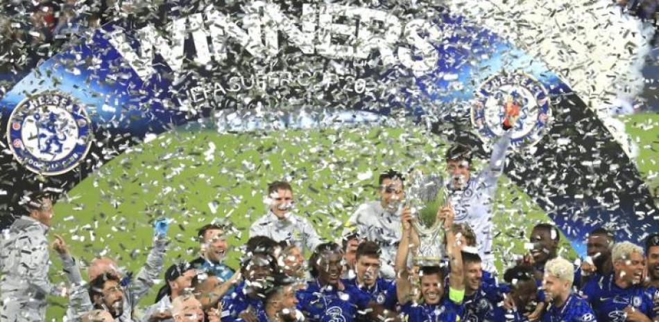 Jugadores del Chelsea celebran con el trofeo de campeón de la Super Copa UEFA tras vencer en penales al Villarrreal en Windsor Park en Belfast, Irlanda del Norte.