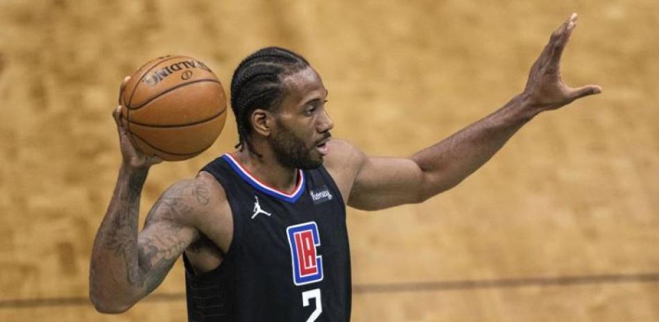 Kawhi Leonard, de los Clippers de Los Ángeles, busca pasar el balón durante el partido de la NBA contra los Hornets de Charlotte en Charlotte, Carolina del Norte.