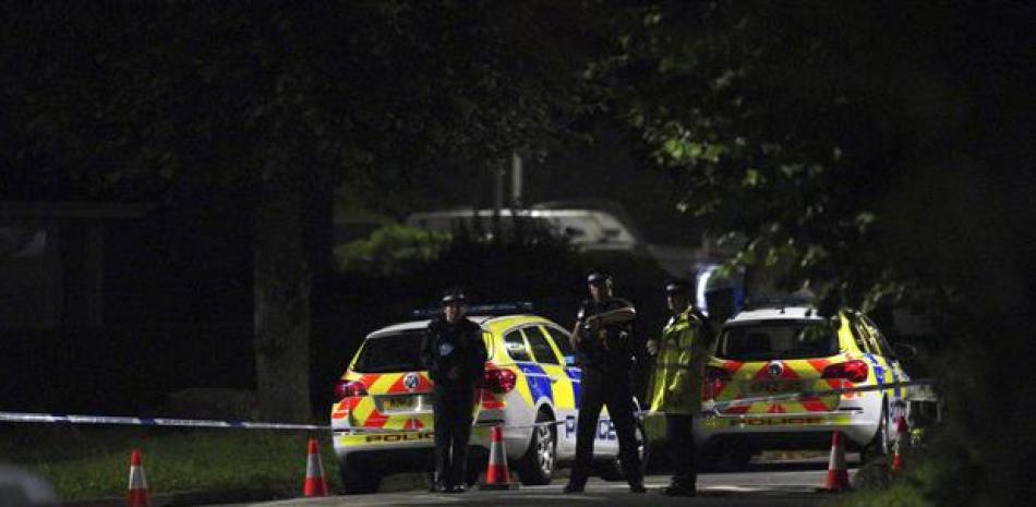 Los servicios de emergencia se ven cerca de la escena del incidente en Biddick Drive, en el área de Keyham de Plymouth, suroeste de Inglaterra, el jueves 12 de agosto de 2021. (Ben Birchall/PA/AP)