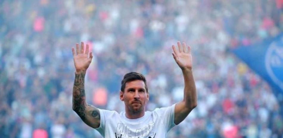 Lionel Messi saluda a la fanaticada en su presentación en el estadio Parque de los Príncipes.