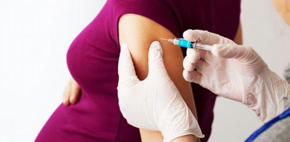 Una mujer embarazada recibe una dosis de vacuna contra el Covid-19