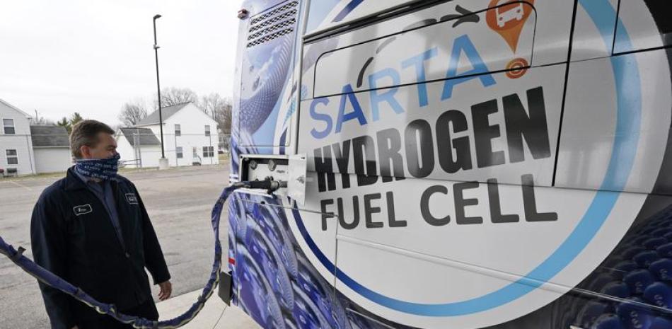 Kevin Baker rebabastece un autobús que funciona a base de tecnología de pilas de combustible de hidrógeno en Canton, Ohio, el 16 de marzo del 2021. (AP Photo/Tony Dejak)