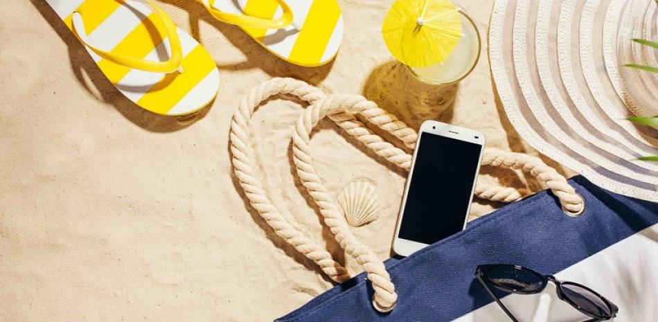 El calor,el sol y la arena, son algunos de los enemigos del móvil en verano (Foto CertiDeal)
