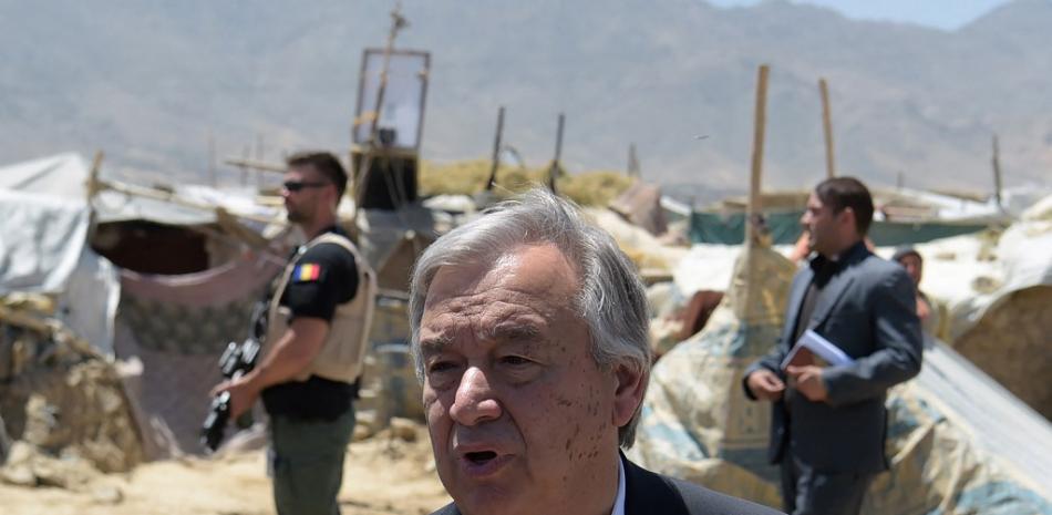 En esta foto de archivo tomada el 14 de junio de 2017, el secretario general de la ONU, Antonio Guterres, habla con los medios de comunicación en un campamento para desplazados internos en las afueras de Kabul.

Foto: SHAH MARAI / AFP