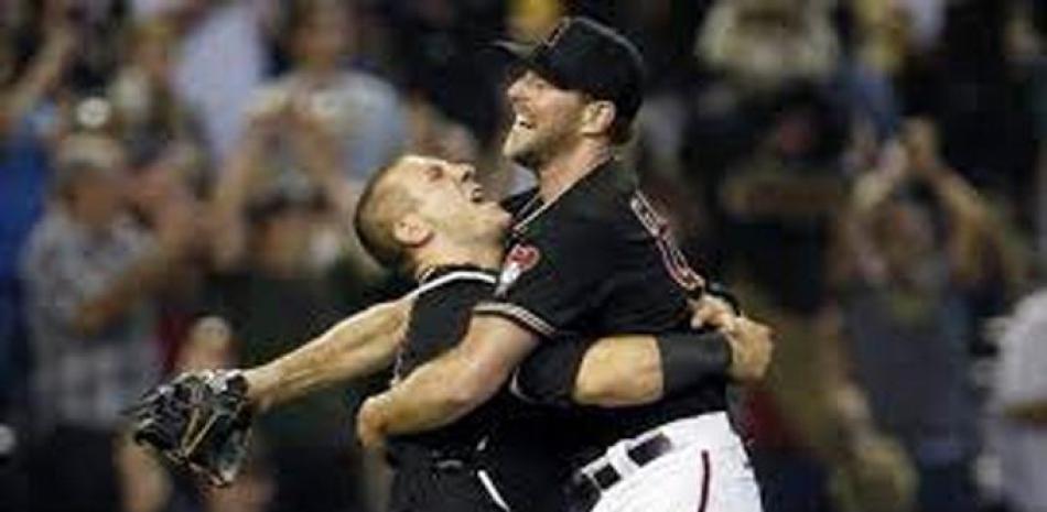 Tyler Gilbert es todo sonriza junto a su receptor tras  culminar el partido sin hit, el octavo de la actual campaña.